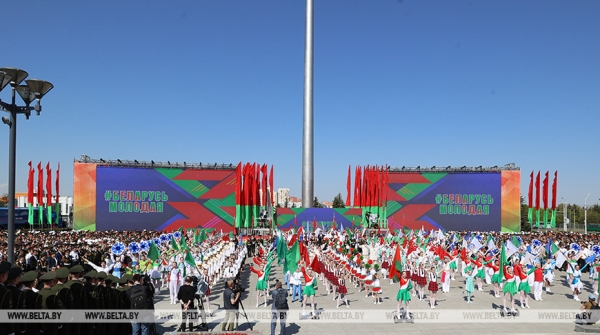 ФОТОРЕПОРТАЖ: В Беларуси чествовали главные символы государства - флаг, герб и гимн ФОТОРЕПОРТАЖ: В Беларуси чествовали главные символы государства - флаг, герб и гимн
