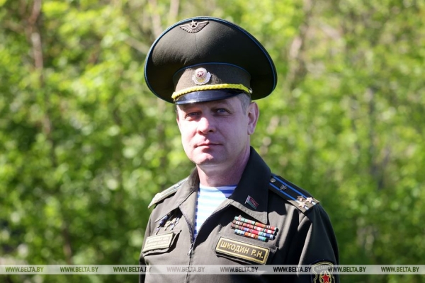 "Друзья просят папу передать автографы". История самого популярного военкома белорусского интернета "Друзья просят папу передать автографы". История самого популярного военкома белорусского интернета