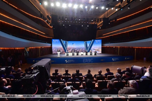 "Не можем и не должны отстать!" Все подробности программного выступления Лукашенко на Евразийском форуме "Не можем и не должны отстать!" Все подробности программного выступления Лукашенко на Евразийском форуме