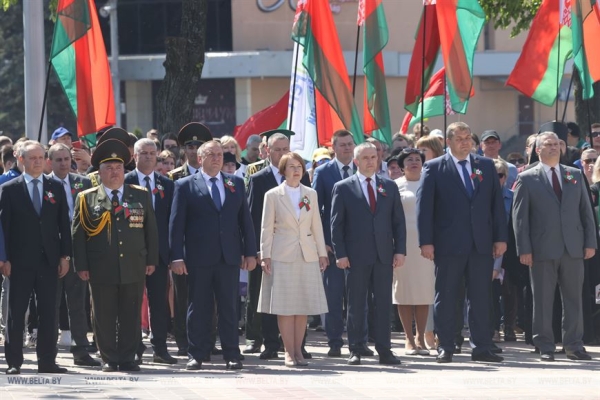 ФОТОРЕПОРТАЖ: В Беларуси чествовали главные символы государства - флаг, герб и гимн ФОТОРЕПОРТАЖ: В Беларуси чествовали главные символы государства - флаг, герб и гимн