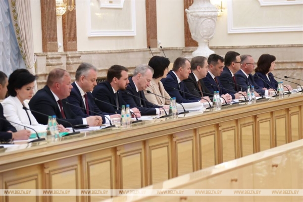 "Срок один - 1 января". Лукашенко поручил устранить к новому году все недостатки в здравоохранении "Срок один - 1 января". Лукашенко поручил устранить к новому году все недостатки в здравоохранении