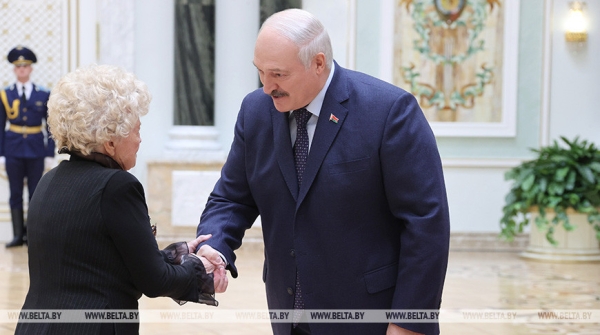 "Такие люди сейчас на вес золота". Лукашенко дал боевое задание известной белорусской фронтовичке и всем ветеранам "Такие люди сейчас на вес золота". Лукашенко дал боевое задание известной белорусской фронтовичке и всем ветеранам