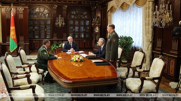 Лукашенко поручил сформировать "мощный кулак" на белорусской границе Лукашенко поручил сформировать "мощный кулак" на белорусской границе