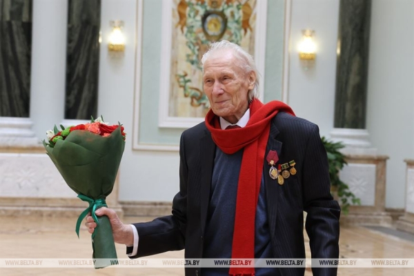 Лукашенко в преддверии Дня Победы вручил государственные награды Лукашенко в преддверии Дня Победы вручил государственные награды