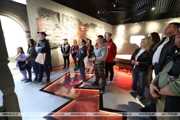 Наследие для будущих поколений. Белорусские артисты высадили в "Хатыни" около тысячи молодых елей Наследие для будущих поколений. Белорусские артисты высадили в "Хатыни" около тысячи молодых елей