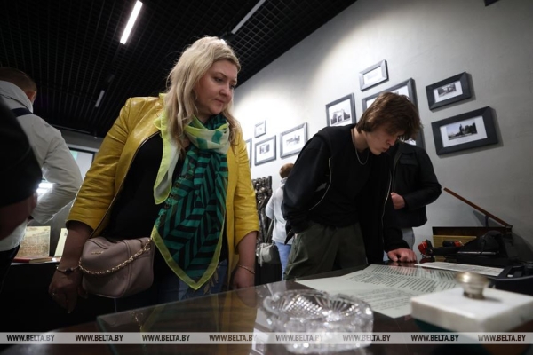 Наследие для будущих поколений. Белорусские артисты высадили в "Хатыни" около тысячи молодых елей Наследие для будущих поколений. Белорусские артисты высадили в "Хатыни" около тысячи молодых елей