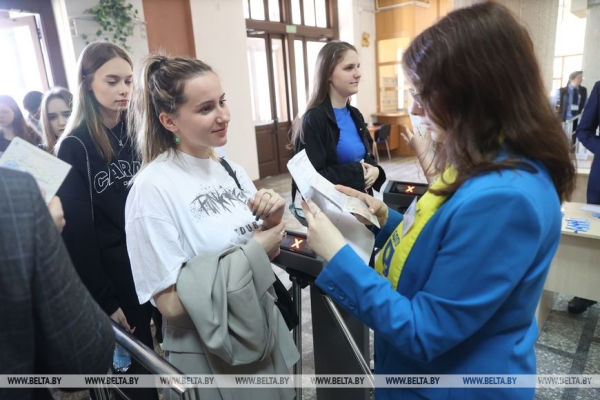 "Меньше нервов, больше толка". Репортаж о том, как столичные школьники сдавали первый в истории ЦЭ "Меньше нервов, больше толка". Репортаж о том, как столичные школьники сдавали первый в истории ЦЭ