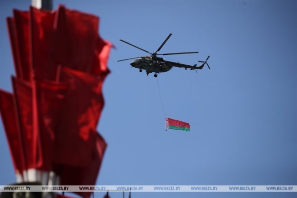 ФОТОРЕПОРТАЖ: В Беларуси чествовали главные символы государства - флаг, герб и гимн ФОТОРЕПОРТАЖ: В Беларуси чествовали главные символы государства - флаг, герб и гимн
