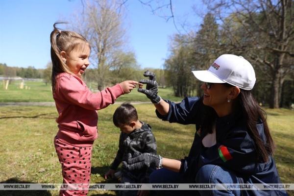 Наследие для будущих поколений. Белорусские артисты высадили в "Хатыни" около тысячи молодых елей Наследие для будущих поколений. Белорусские артисты высадили в "Хатыни" около тысячи молодых елей