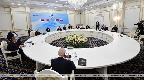 Лукашенко называет доллар оружием. Убедит ли Беларусь Россию и ЕАЭС полностью отказаться от этой валюты? Лукашенко называет доллар оружием. Убедит ли Беларусь Россию и ЕАЭС полностью отказаться от этой валюты?