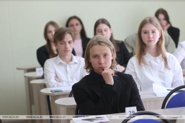 "Меньше нервов, больше толка". Репортаж о том, как столичные школьники сдавали первый в истории ЦЭ "Меньше нервов, больше толка". Репортаж о том, как столичные школьники сдавали первый в истории ЦЭ