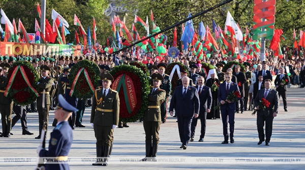 Лукашенко возложил венок к монументу Победы в Минске Лукашенко возложил венок к монументу Победы в Минске