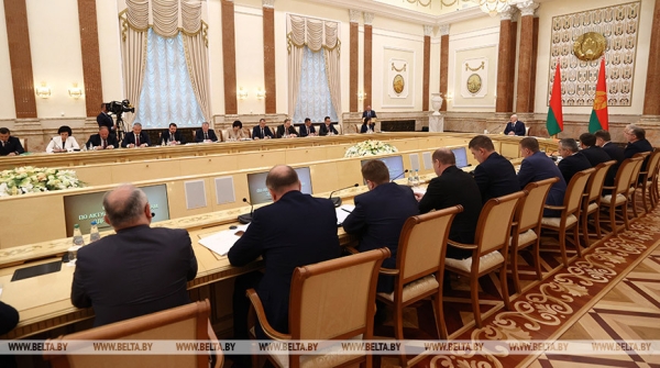 "Срок один - 1 января". Лукашенко поручил устранить к новому году все недостатки в здравоохранении "Срок один - 1 января". Лукашенко поручил устранить к новому году все недостатки в здравоохранении