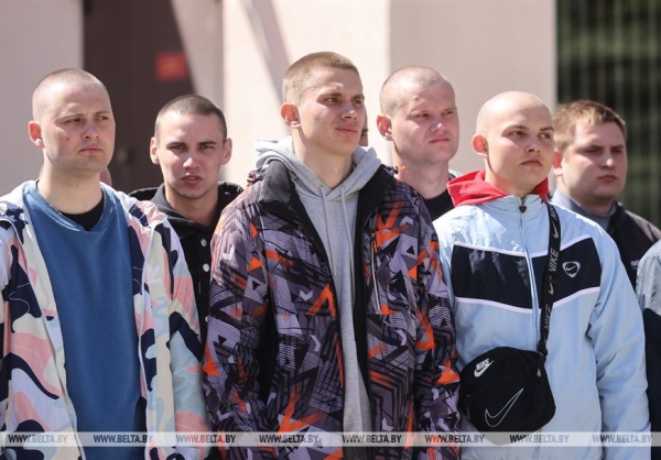 "Друзья просят папу передать автографы". История самого популярного военкома белорусского интернета "Друзья просят папу передать автографы". История самого популярного военкома белорусского интернета