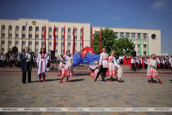 ФОТОРЕПОРТАЖ: В Беларуси чествовали главные символы государства - флаг, герб и гимн ФОТОРЕПОРТАЖ: В Беларуси чествовали главные символы государства - флаг, герб и гимн