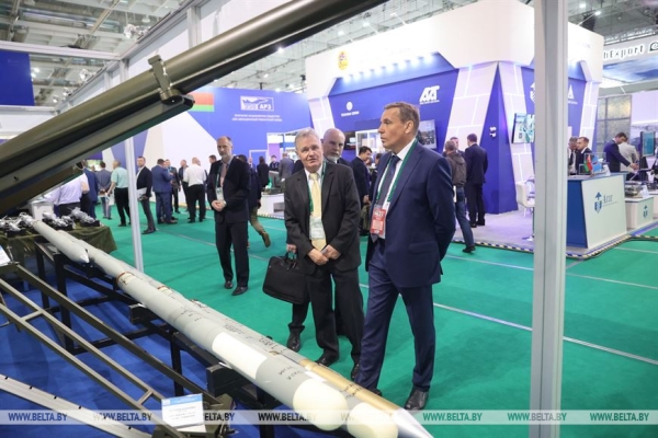 Головченко ознакомился с разработками отечественного и зарубежных ВПК на MILEX Головченко ознакомился с разработками отечественного и зарубежных ВПК на MILEX