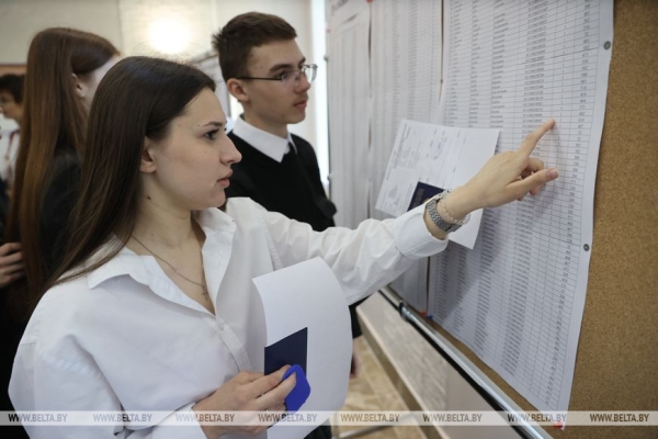 "Меньше нервов, больше толка". Репортаж о том, как столичные школьники сдавали первый в истории ЦЭ "Меньше нервов, больше толка". Репортаж о том, как столичные школьники сдавали первый в истории ЦЭ