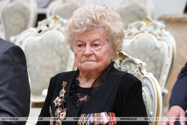 "Такие люди сейчас на вес золота". Лукашенко дал боевое задание известной белорусской фронтовичке и всем ветеранам "Такие люди сейчас на вес золота". Лукашенко дал боевое задание известной белорусской фронтовичке и всем ветеранам