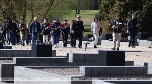 Наследие для будущих поколений. Белорусские артисты высадили в "Хатыни" около тысячи молодых елей Наследие для будущих поколений. Белорусские артисты высадили в "Хатыни" около тысячи молодых елей