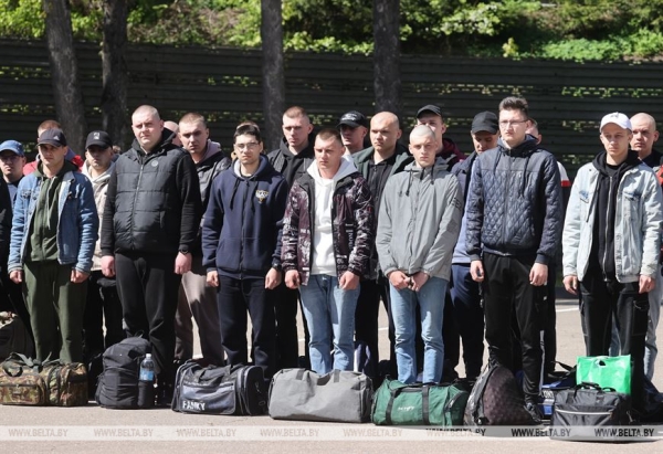 "Друзья просят папу передать автографы". История самого популярного военкома белорусского интернета "Друзья просят папу передать автографы". История самого популярного военкома белорусского интернета