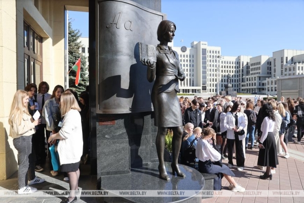 "Меньше нервов, больше толка". Репортаж о том, как столичные школьники сдавали первый в истории ЦЭ "Меньше нервов, больше толка". Репортаж о том, как столичные школьники сдавали первый в истории ЦЭ