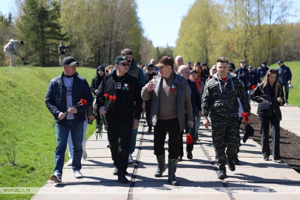 Наследие для будущих поколений. Белорусские артисты высадили в "Хатыни" около тысячи молодых елей Наследие для будущих поколений. Белорусские артисты высадили в "Хатыни" около тысячи молодых елей