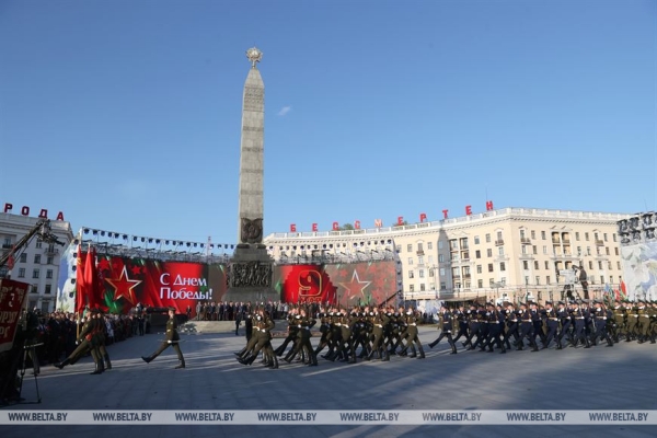 Лукашенко возложил венок к монументу Победы в Минске Лукашенко возложил венок к монументу Победы в Минске