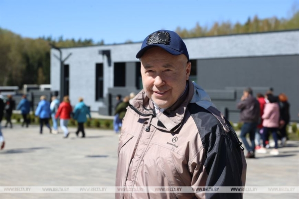 Наследие для будущих поколений. Белорусские артисты высадили в "Хатыни" около тысячи молодых елей Наследие для будущих поколений. Белорусские артисты высадили в "Хатыни" около тысячи молодых елей