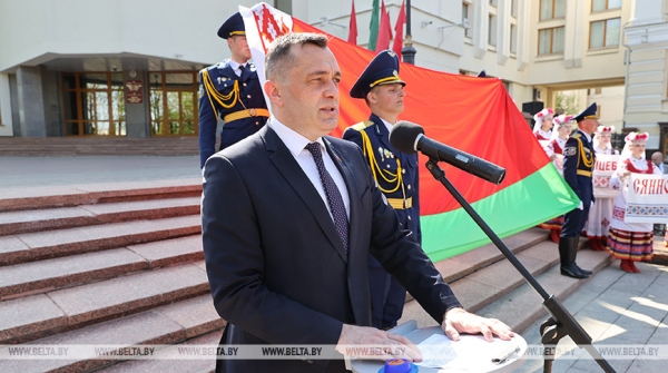 ФОТОРЕПОРТАЖ: В Беларуси чествовали главные символы государства - флаг, герб и гимн ФОТОРЕПОРТАЖ: В Беларуси чествовали главные символы государства - флаг, герб и гимн