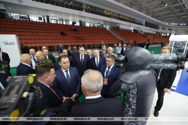 Головченко ознакомился с разработками отечественного и зарубежных ВПК на MILEX Головченко ознакомился с разработками отечественного и зарубежных ВПК на MILEX