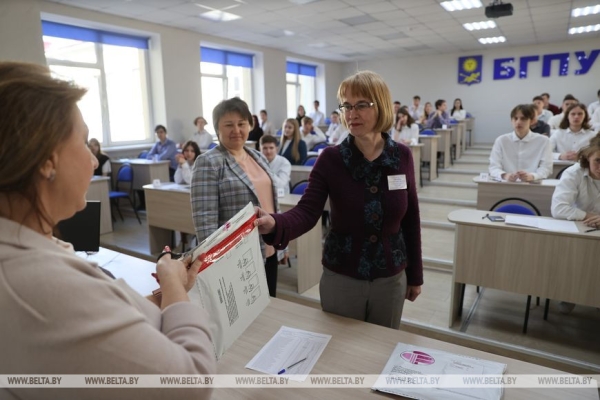 "Меньше нервов, больше толка". Репортаж о том, как столичные школьники сдавали первый в истории ЦЭ "Меньше нервов, больше толка". Репортаж о том, как столичные школьники сдавали первый в истории ЦЭ