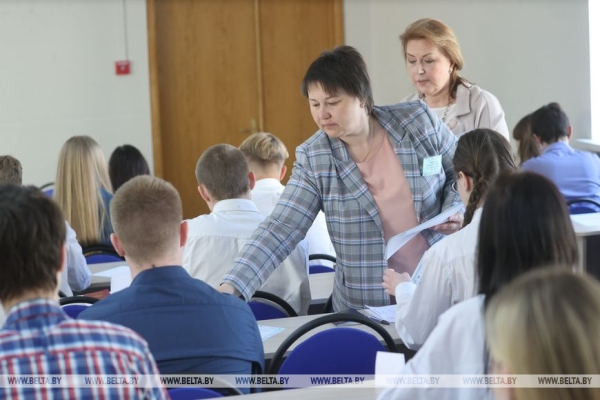 "Меньше нервов, больше толка". Репортаж о том, как столичные школьники сдавали первый в истории ЦЭ "Меньше нервов, больше толка". Репортаж о том, как столичные школьники сдавали первый в истории ЦЭ