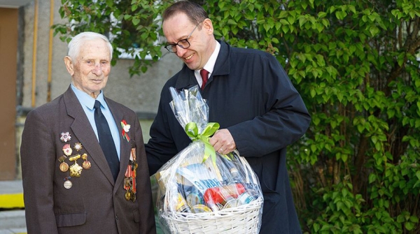 Низкий поклон вам, до самой земли! Все ветераны ВОВ ко Дню Победы получили подарки от "Евроопта" Низкий поклон вам, до самой земли! Все ветераны ВОВ ко Дню Победы получили подарки от "Евроопта"