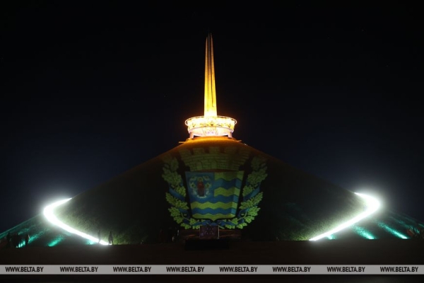 ФОТОФАКТ: Курган Славы в Минске окрасился в цвета главных государственных символов ФОТОФАКТ: Курган Славы в Минске окрасился в цвета главных государственных символов