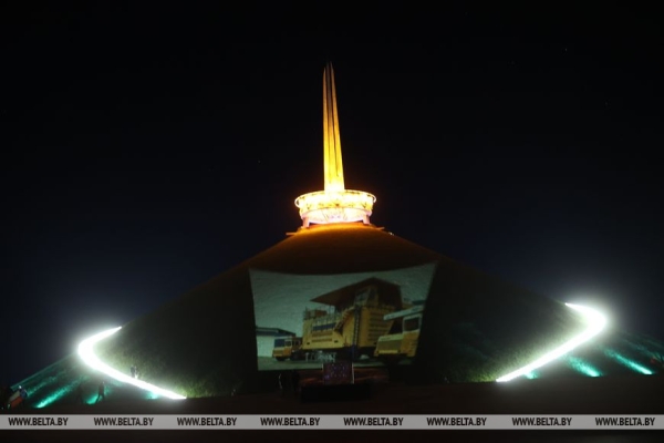 ФОТОФАКТ: Курган Славы в Минске окрасился в цвета главных государственных символов ФОТОФАКТ: Курган Славы в Минске окрасился в цвета главных государственных символов