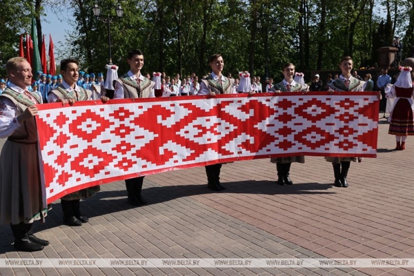 ФОТОРЕПОРТАЖ: В Беларуси чествовали главные символы государства - флаг, герб и гимн ФОТОРЕПОРТАЖ: В Беларуси чествовали главные символы государства - флаг, герб и гимн