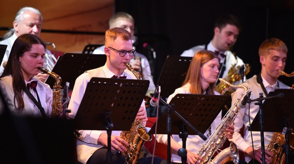 Около 300 участников из Беларуси и России соберет в Солигорске конкурс джазовой и эстрадной музыки Около 300 участников из Беларуси и России соберет в Солигорске конкурс джазовой и эстрадной музыки