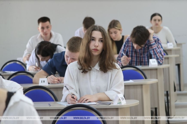 "Меньше нервов, больше толка". Репортаж о том, как столичные школьники сдавали первый в истории ЦЭ "Меньше нервов, больше толка". Репортаж о том, как столичные школьники сдавали первый в истории ЦЭ