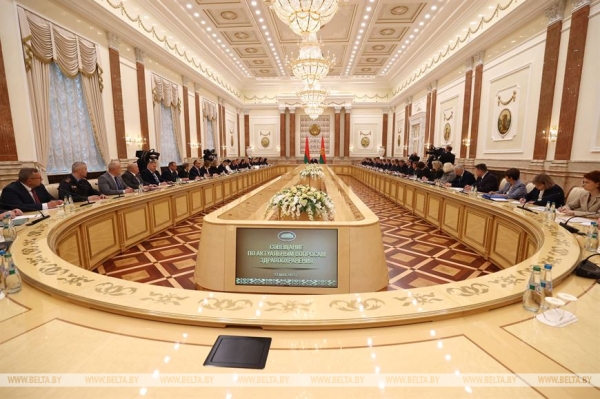 "Срок один - 1 января". Лукашенко поручил устранить к новому году все недостатки в здравоохранении "Срок один - 1 января". Лукашенко поручил устранить к новому году все недостатки в здравоохранении