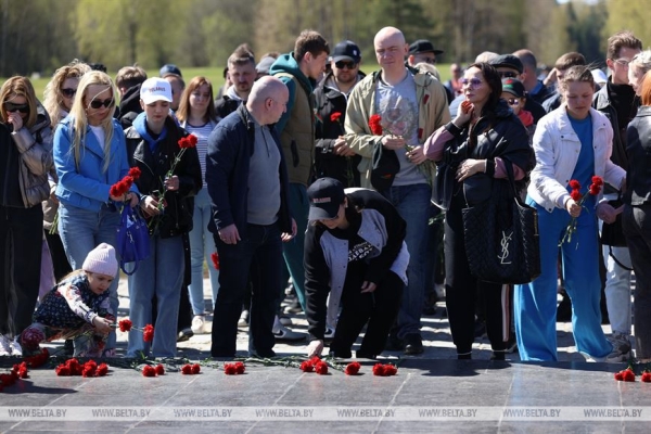 Наследие для будущих поколений. Белорусские артисты высадили в "Хатыни" около тысячи молодых елей Наследие для будущих поколений. Белорусские артисты высадили в "Хатыни" около тысячи молодых елей