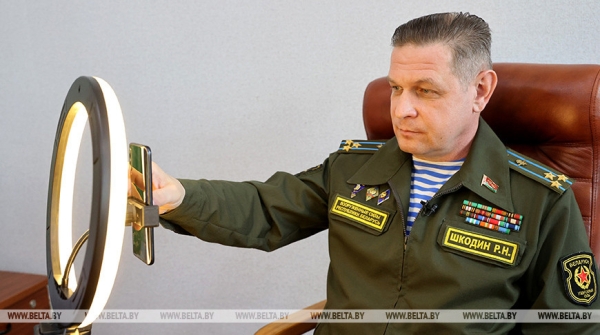 "Друзья просят папу передать автографы". История самого популярного военкома белорусского интернета "Друзья просят папу передать автографы". История самого популярного военкома белорусского интернета