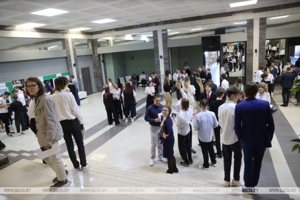 "Меньше нервов, больше толка". Репортаж о том, как столичные школьники сдавали первый в истории ЦЭ "Меньше нервов, больше толка". Репортаж о том, как столичные школьники сдавали первый в истории ЦЭ