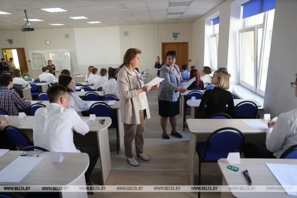 "Меньше нервов, больше толка". Репортаж о том, как столичные школьники сдавали первый в истории ЦЭ "Меньше нервов, больше толка". Репортаж о том, как столичные школьники сдавали первый в истории ЦЭ