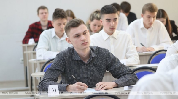 "Меньше нервов, больше толка". Репортаж о том, как столичные школьники сдавали первый в истории ЦЭ "Меньше нервов, больше толка". Репортаж о том, как столичные школьники сдавали первый в истории ЦЭ