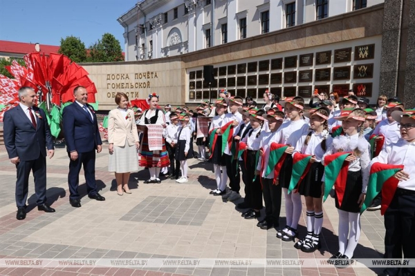 ФОТОРЕПОРТАЖ: В Беларуси чествовали главные символы государства - флаг, герб и гимн ФОТОРЕПОРТАЖ: В Беларуси чествовали главные символы государства - флаг, герб и гимн