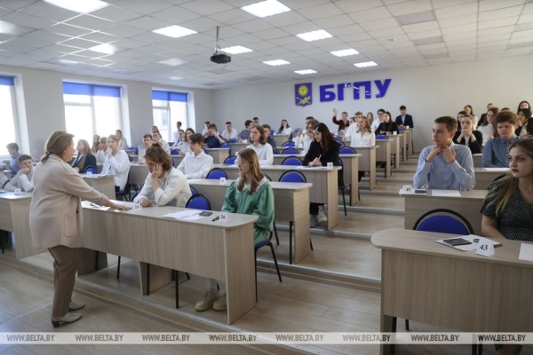 "Меньше нервов, больше толка". Репортаж о том, как столичные школьники сдавали первый в истории ЦЭ "Меньше нервов, больше толка". Репортаж о том, как столичные школьники сдавали первый в истории ЦЭ
