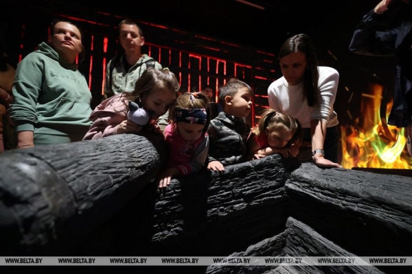 Наследие для будущих поколений. Белорусские артисты высадили в "Хатыни" около тысячи молодых елей Наследие для будущих поколений. Белорусские артисты высадили в "Хатыни" около тысячи молодых елей