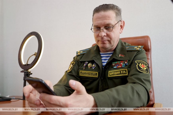 "Друзья просят папу передать автографы". История самого популярного военкома белорусского интернета "Друзья просят папу передать автографы". История самого популярного военкома белорусского интернета