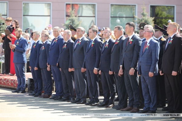 ФОТОРЕПОРТАЖ: В Беларуси чествовали главные символы государства - флаг, герб и гимн ФОТОРЕПОРТАЖ: В Беларуси чествовали главные символы государства - флаг, герб и гимн
