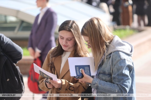 "Меньше нервов, больше толка". Репортаж о том, как столичные школьники сдавали первый в истории ЦЭ "Меньше нервов, больше толка". Репортаж о том, как столичные школьники сдавали первый в истории ЦЭ